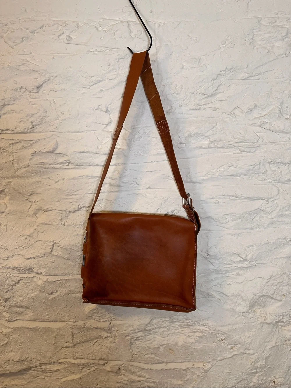 Men's Tan Leather Messenger Bag with Adjustable Strap